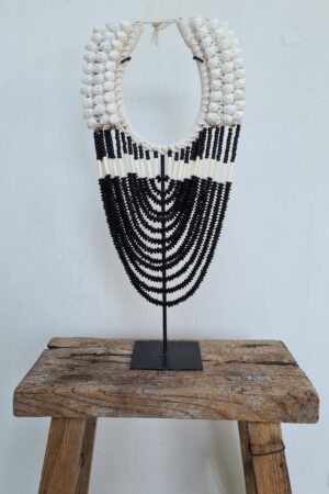 Papuaketting witte schelp zwarte kralen