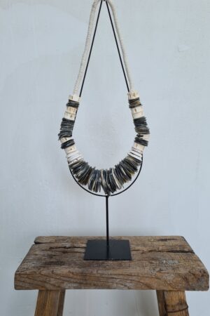 Papuaketting donkere platte schelp