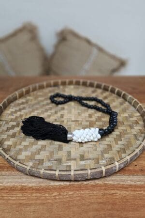 Woonketting zwart, witte schelpjes